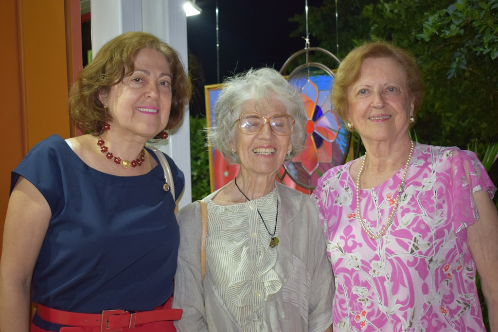 Claudia Olave,  Nancy Ruiz e Irney Blackburn.